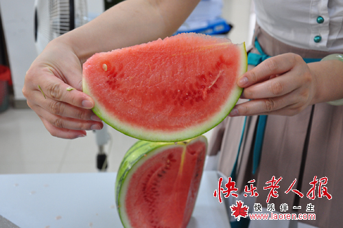 有籽西瓜巧妙切出无籽肉